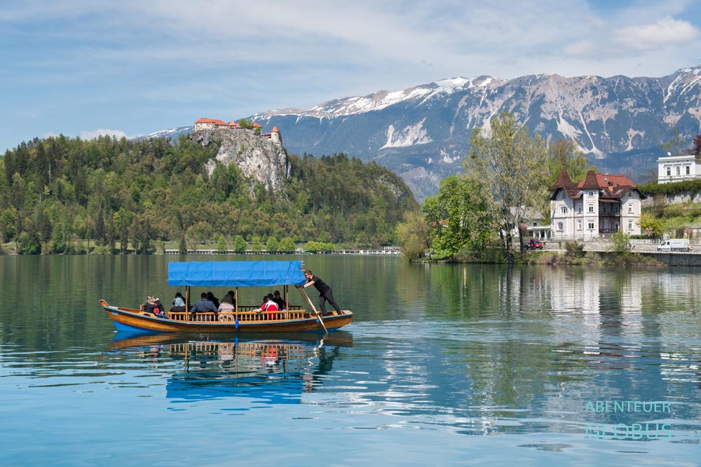 Trip mit dem traditionellen Ruderboot Pletna auf dem Bleder See in Bled In Slowenien