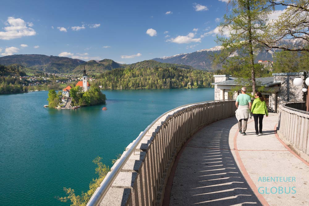 Rundwanderweg um den Bleder See und Ausblick auf die Inselkirche Maria Himmelfahrt in Bled in Slowenien