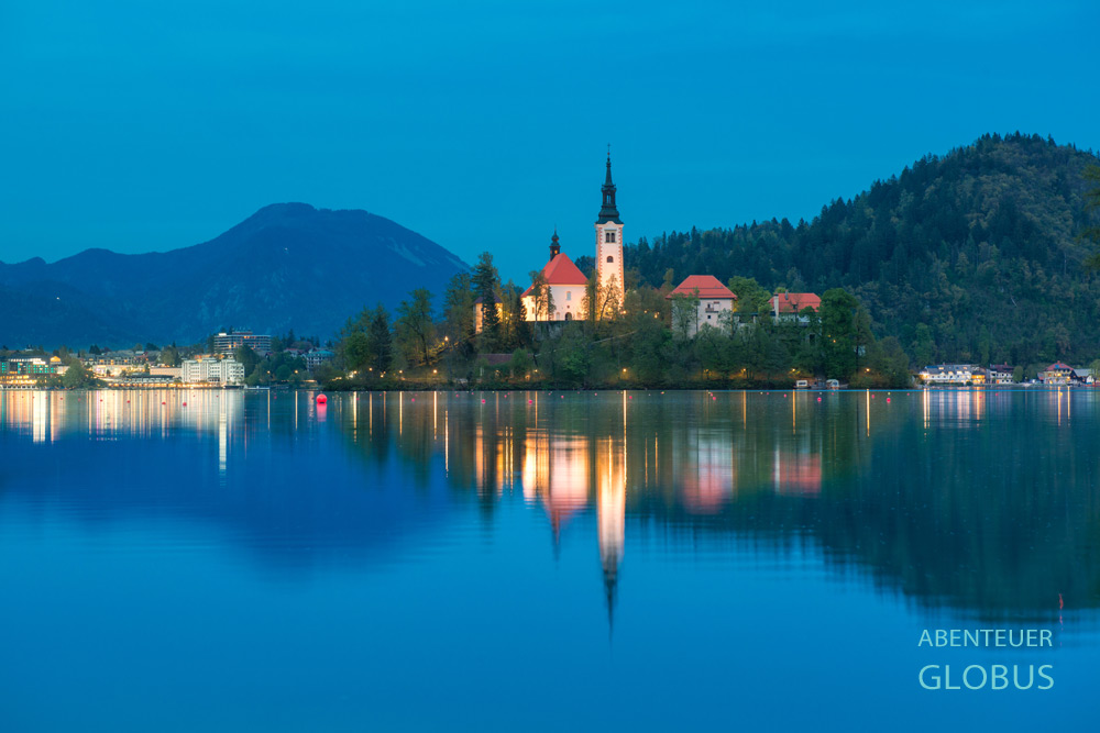 Bled in Slowenien: Wallfahrtskirche Maria Himmelfahrt auf der Insel im Bleder See am Abend