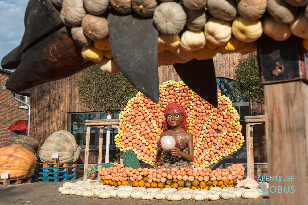 Kürbisfigur Meerjungfrau Arielle in der Kürbisausstellung im Spargelhof Klaistow in Beelitz im Land Brandenburg