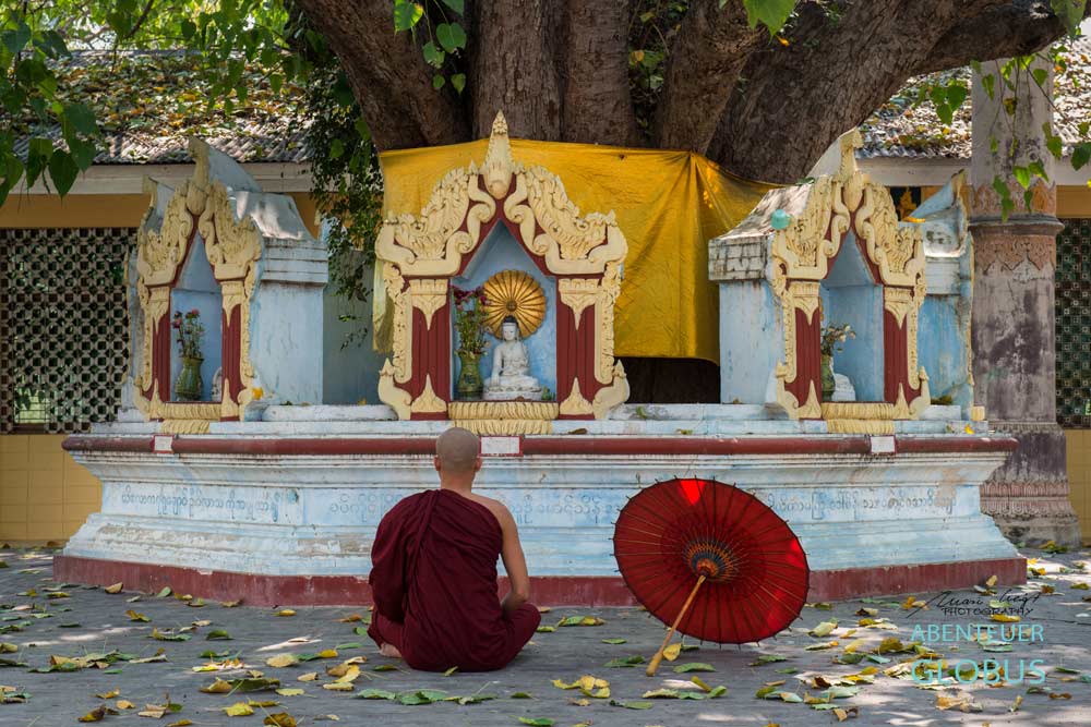 Meditierender Mönch: Fotoserie Der Rote Schirm aus Südostasien, Fotograf Mario Weigt