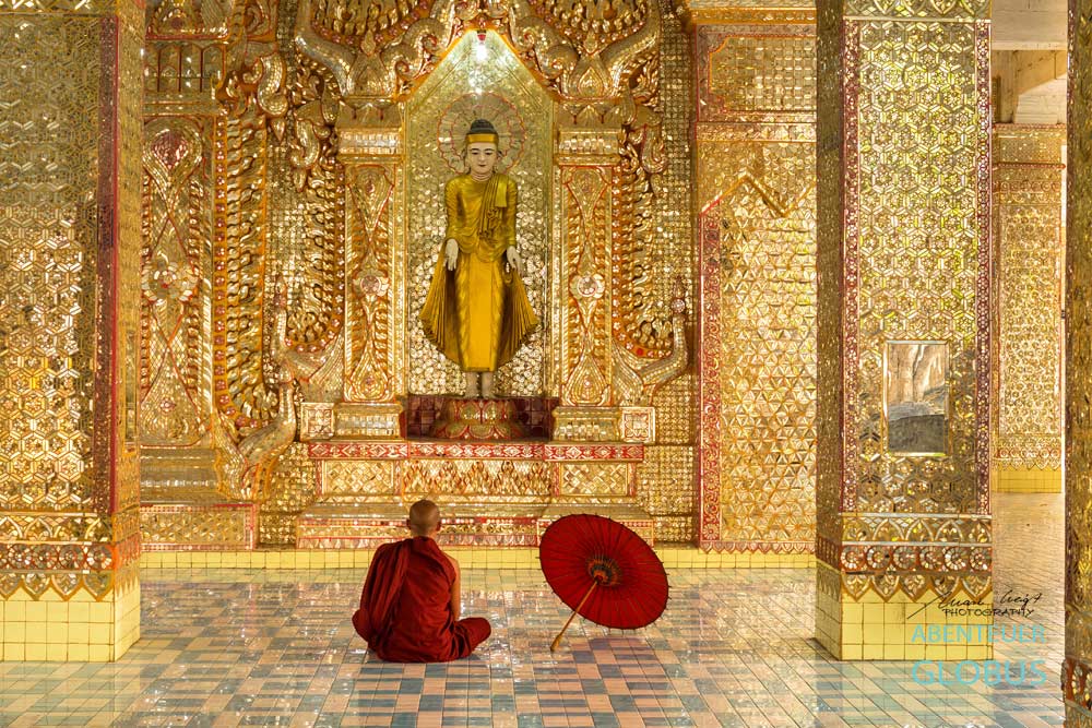 Meditierender Mönch im Kloster: Fotoserie Der Rote Schirm aus Südostasien, Fotograf Mario Weigt