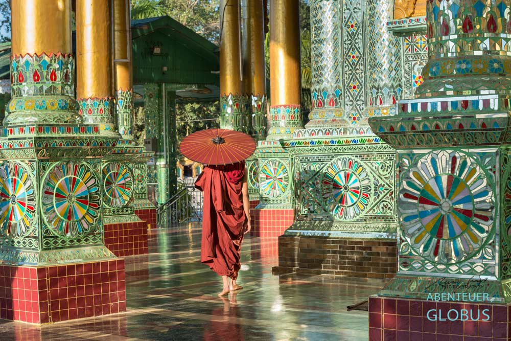 Mönch im Kloster: Fotoserie Der Rote Schirm aus Südostasien, Fotograf Mario Weigt