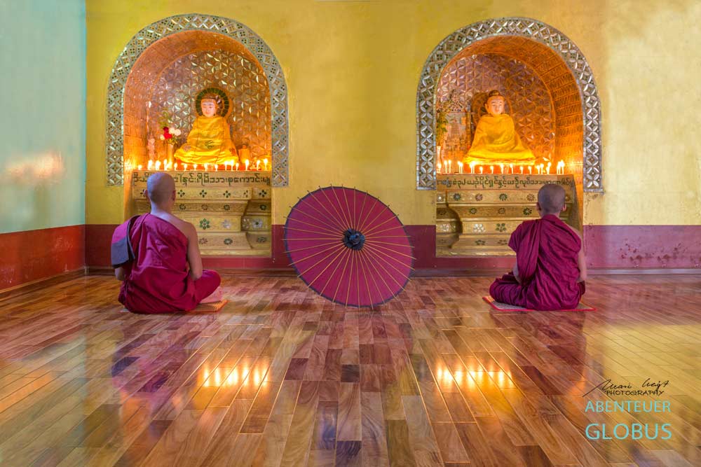 Meditation im Kloster: Fotoserie Der Rote Schirm aus Südostasien, Fotograf Mario Weigt