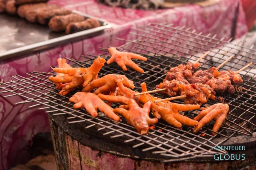 Essen und Snacks auf dem Nachtmarkt in Koh Kong in Kambodscha