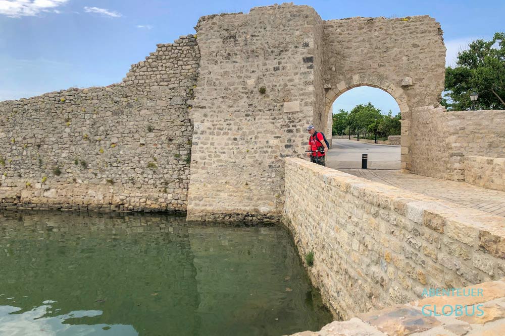 Ausflug von Zadar: Oberes Stadttor und Mauerreste in der Altstadt von Nin 