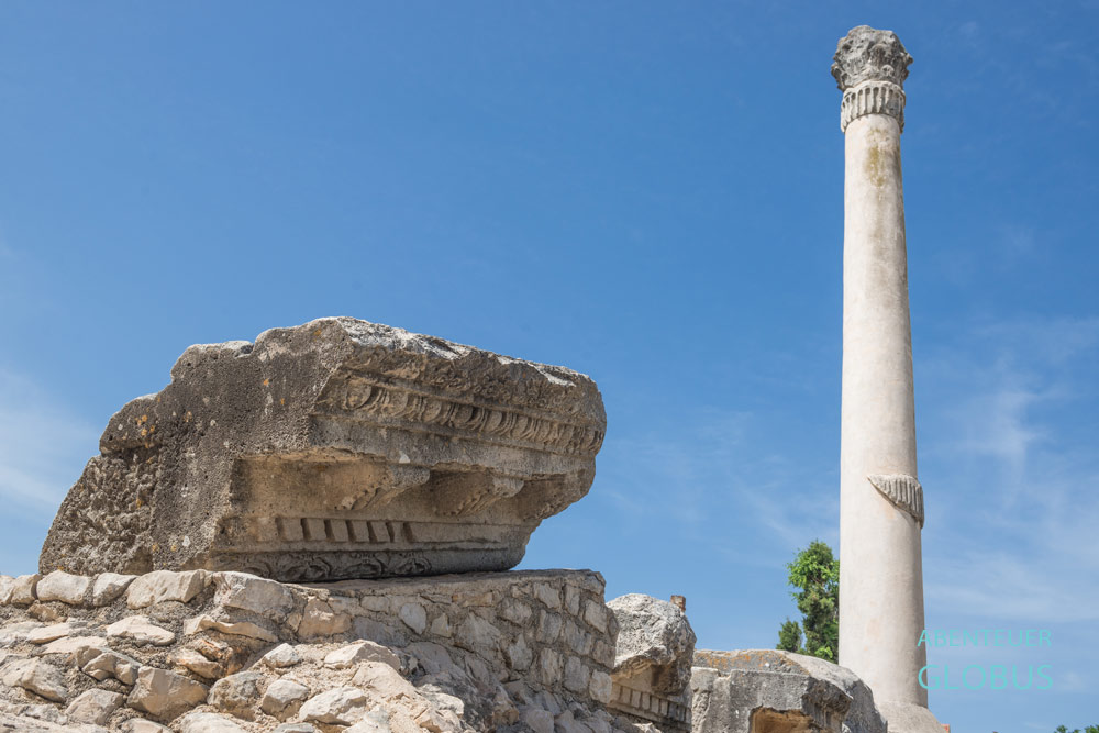 Ausflug von Zadar: Römischer Tempel mit Säule und Steinresten in der Altstadt von Nin