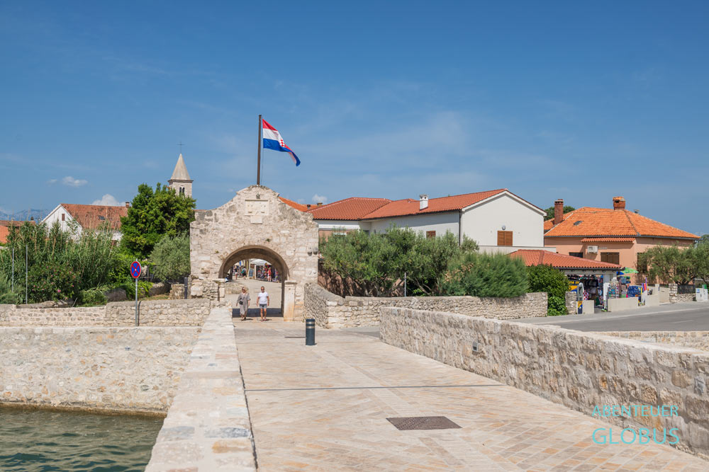 Ausflug von Zadar: Untere Stadtbrücke und Unteres Stadttor von der Altstadtinsel Nin in Dalmatien in Kroatien