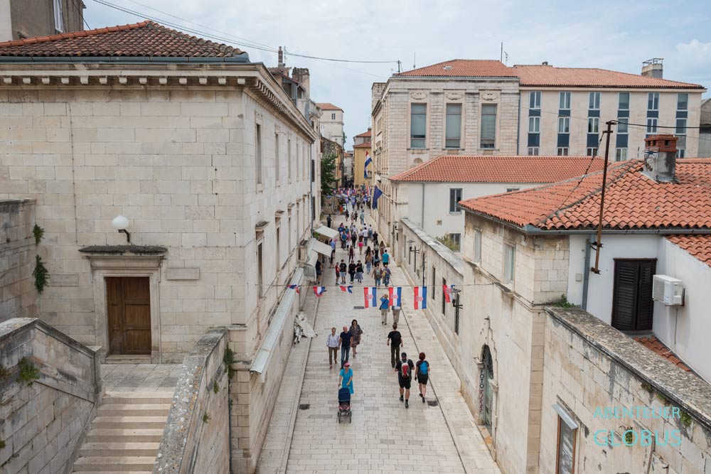 Stadttor Nova Vrata (New Gate) führt in der Altstadt von Zadar in Kroatien.