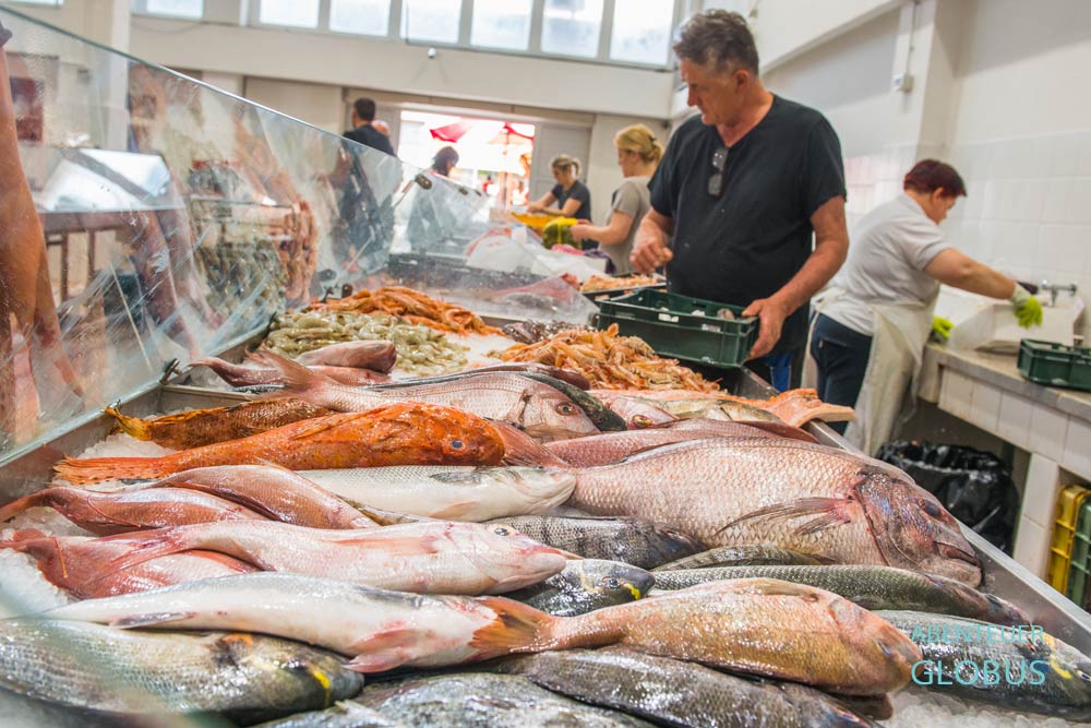 Fischmarkt in der Altstadt Zadar in Kroatien