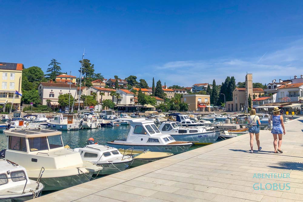 Hafen und Marina im Ferienort Malinska auf der Insel Krk in Kroatien