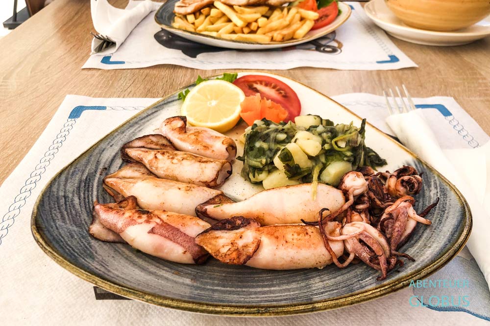 Njivice auf der Insel Krk in Kroatien: Gegrillte Tintenfische mit Mangold-Kartoffeln im Restaurant Passage
