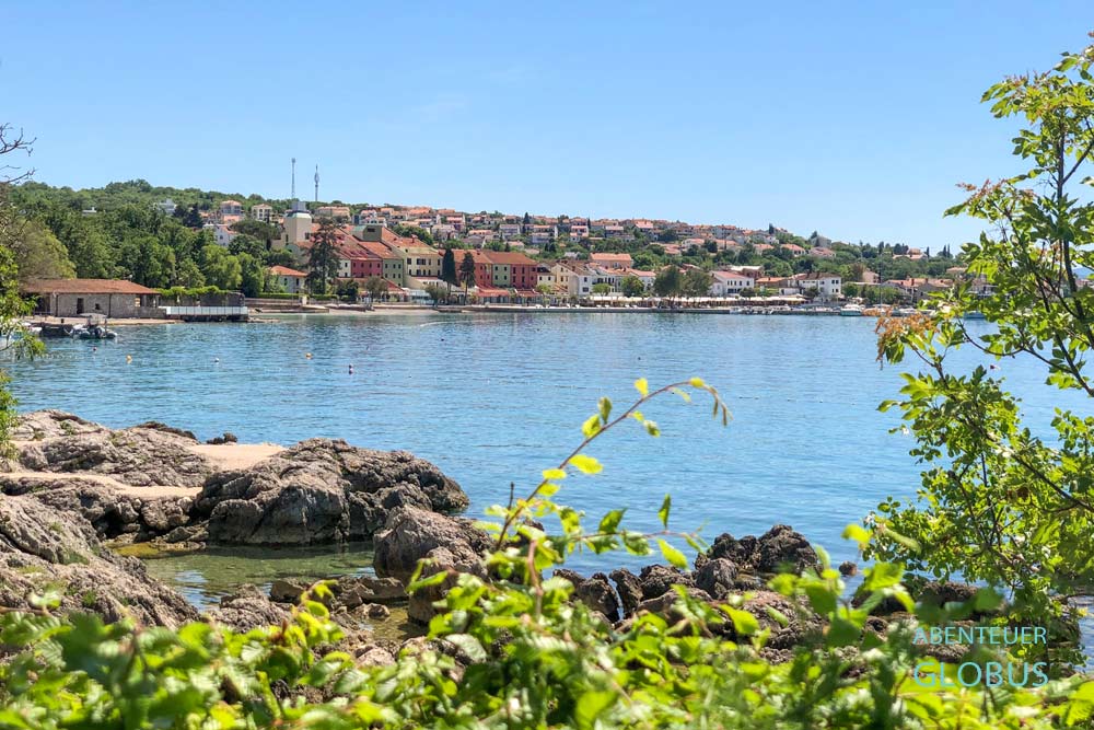 Im Zentrum von Njivice stehen bunte Häuser am Hafen