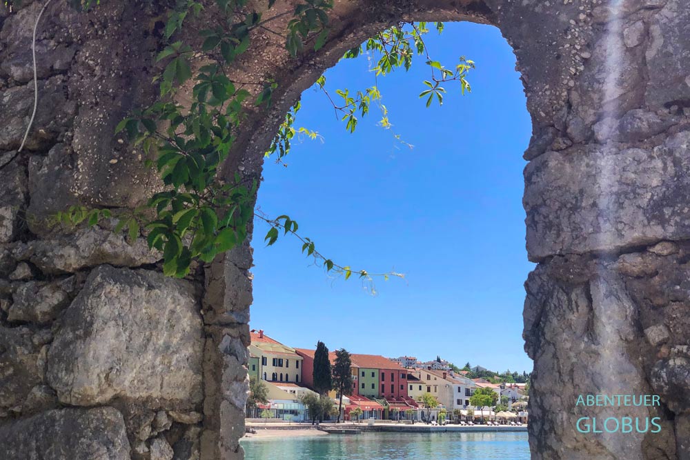 Uferpromenade mit bunten Häusern in Njivice auf der Insel Krk in Kroatien