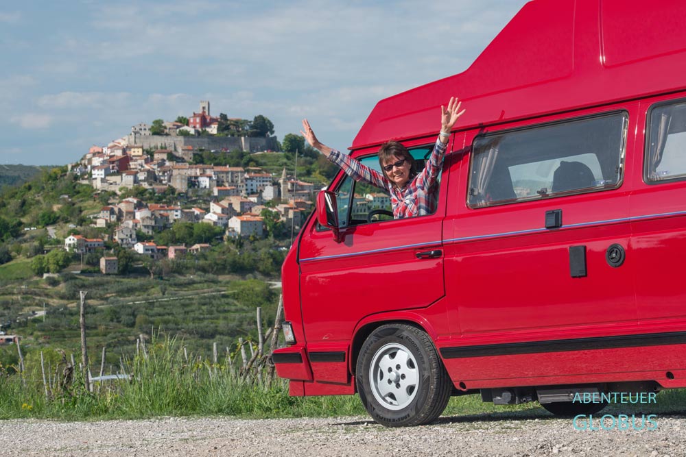 Halbinsel Istrien in Kroatien: Blick auf das Bergdorf Motovun. Mit dem Camper nach Motovun.