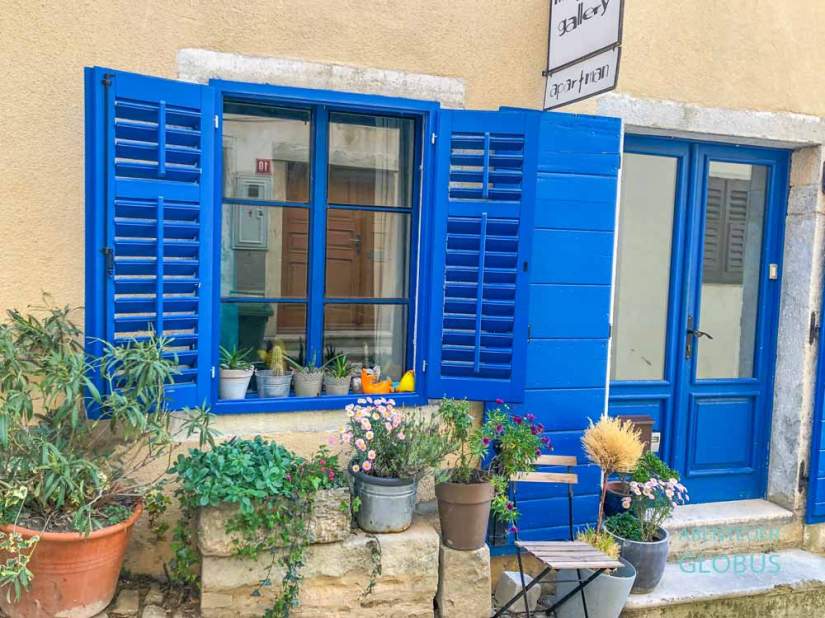 Motovun auf Istrien in Kroatien: Eingang vom Gallery Apartman, einer Unterkunft in der Altstadt