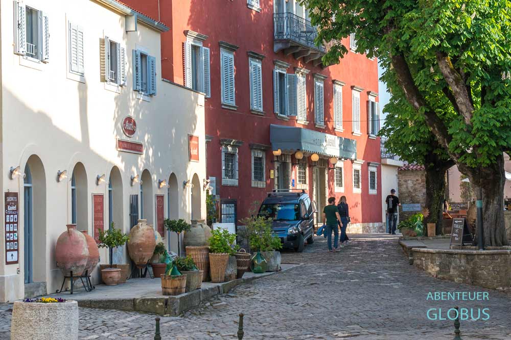 Hauptplatz Trg Andrea Antico mit Hotel Kastel und Läden in der Hügelstadt Motovun in Istrien in Kroatien