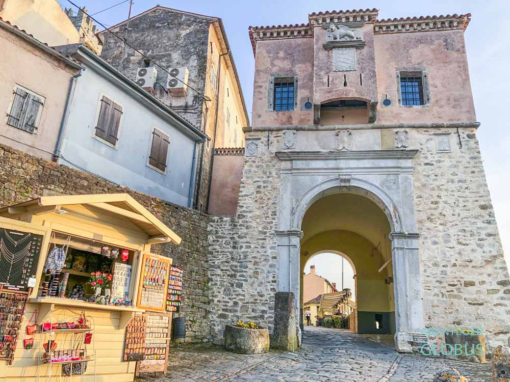 Eingang zur mittelalterlichen Burg Motovun ist das Neue Stadttor (Nova Vrata) in Motovun auf Istrien in Kroatien