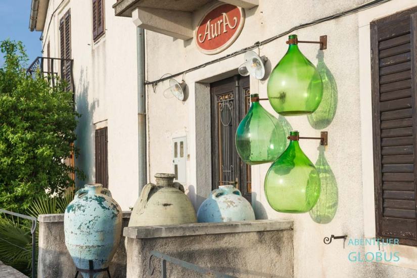 Weinballons und Amphoren am Laden Aura in Motovun, der berühmten Bergstadt auf Istrien in Kroatien