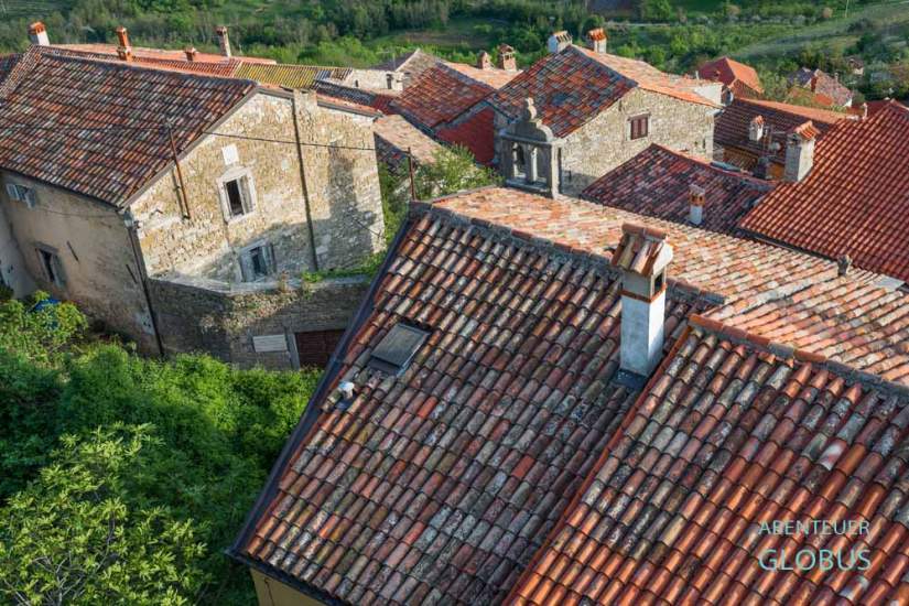 Im Bergdorf Motovun in Kroatien stehen noch viele alte Steinhäuser.