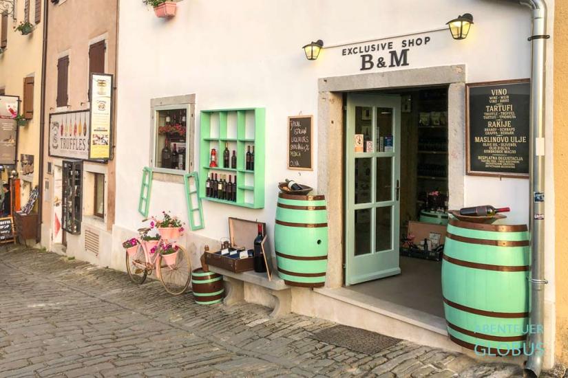 Weinladen in der Altstadt von Motovun in Istrien in Koratien