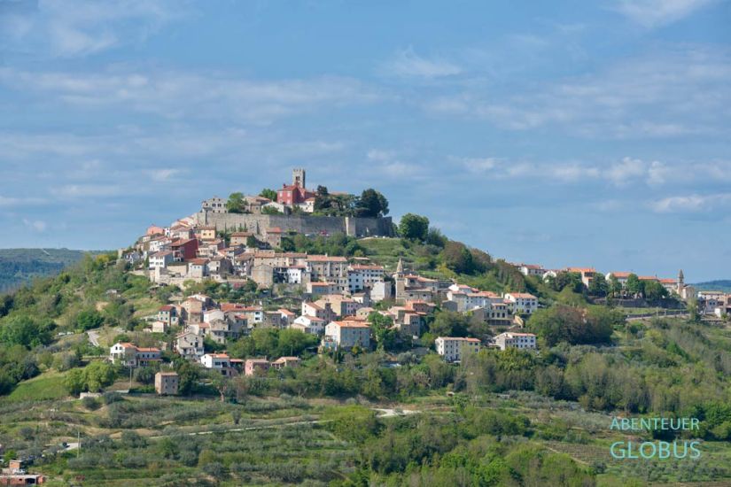 Dorf Motovun auf einem Hügel in Istrien, Kroatien