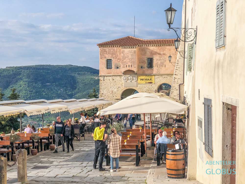 Altstadt Motovun auf dem Hügel über dem Mirna-Tal in Kroatien: Im Restaurant Fakin am Neuen Stadttor gibt es hervorragende Trüffelgerichte.