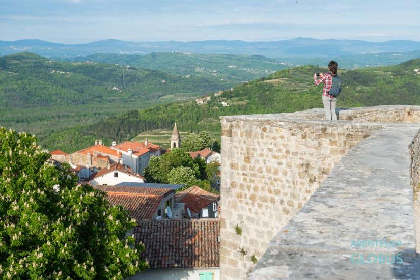 Aussicht auf das grüne Mirna-Tal von der Stadtmauer in Motovun auf Istrien in Kroatien