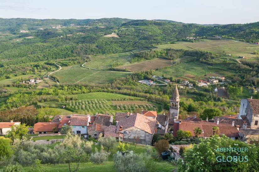 Das Bergdorf Motovun ist umgeben von grünen Hügel und dem Mirna-Tal auf Istrien in Kroatien.