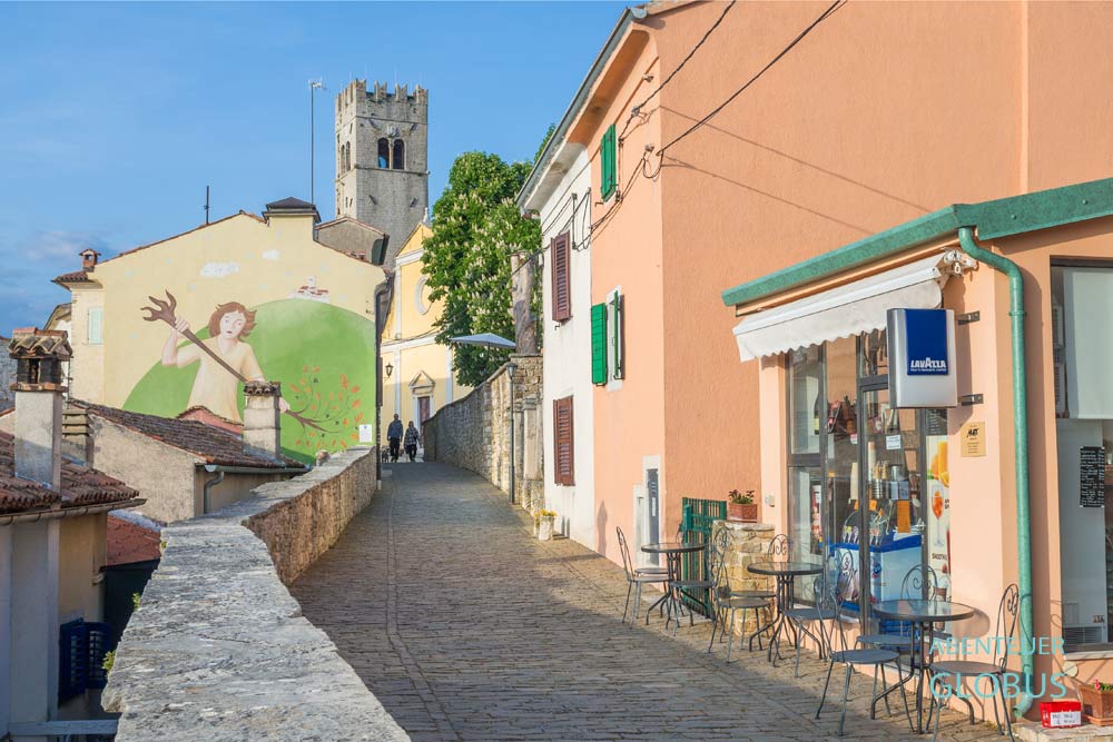 Bergdorf Motovun auf Istrien in Kroatien: Rundweg in der Altstadt