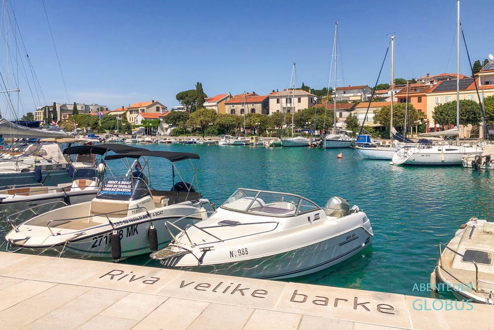 Malinska auf der Insel Krk in Kroatien: Uferpromenade am Hafen mit Marina