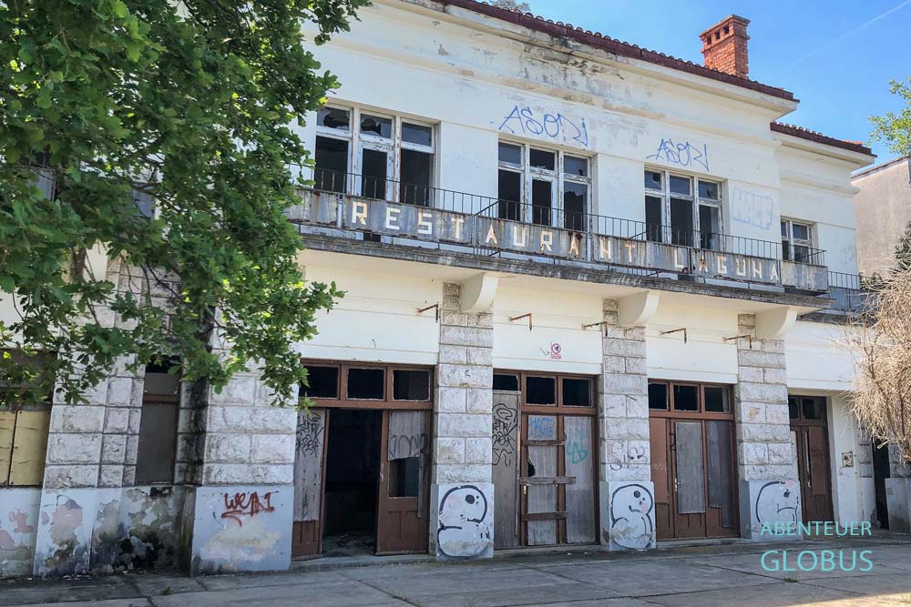 Verlassenes Restaurant Laguna am Strand Haludovo in Malinska auf der Insel Krk in Kroatien