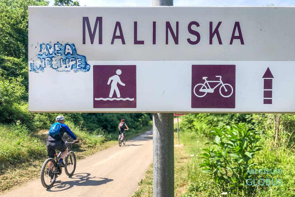 Der Wander- und Fahrradweg von Njivice nach Malinska heißt Paradiesweg, auf der Insel Krk in Kroatien. 
