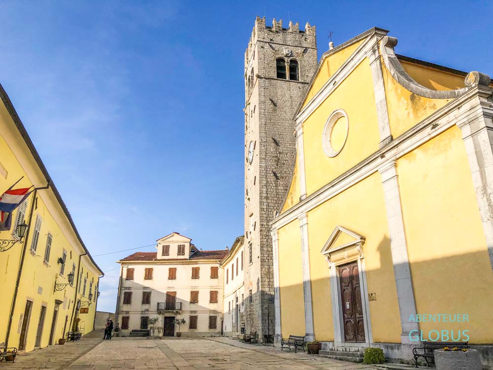 Hauptplatz Trg Andrea Antico mit Kirche des Heiligen Stephan und Glockenturm in Motovun auf Istrien in Kroatien
