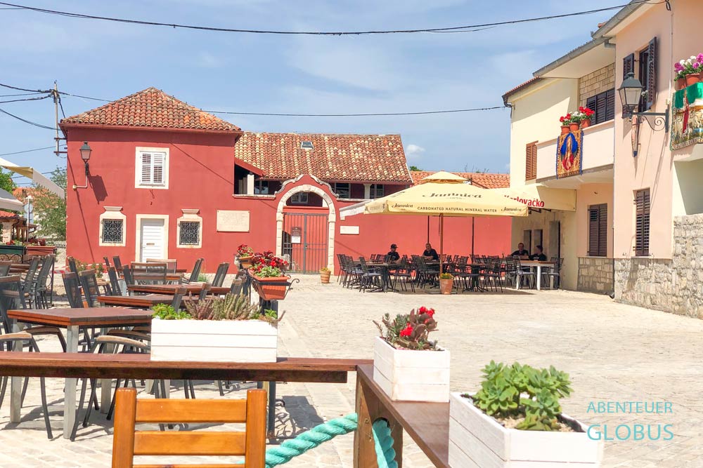 Der Hauptplatz Trg Kraljevac mit Archäologischen Museum und Restaurants in der Altstadt Nin in Kroatien.