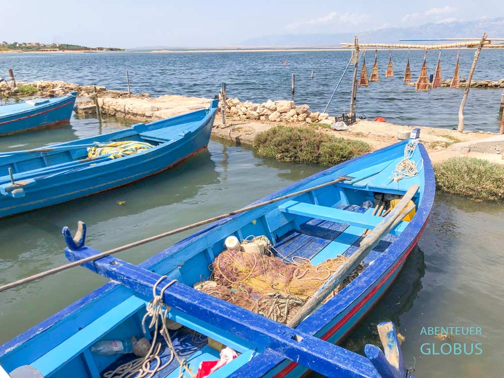 Fischerboote ankern im Hafen der Altstadt Nin 
