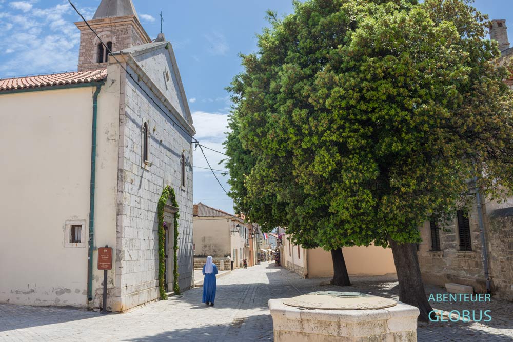 Kirche St. Anselm mit Glockenturm in der Altstadt Nin