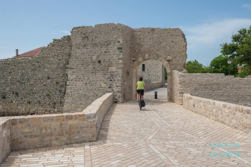 Kleinstadt Nin in Kroatien: Oberes Stadttor, ein Zugang zur Altstadt von Nin 