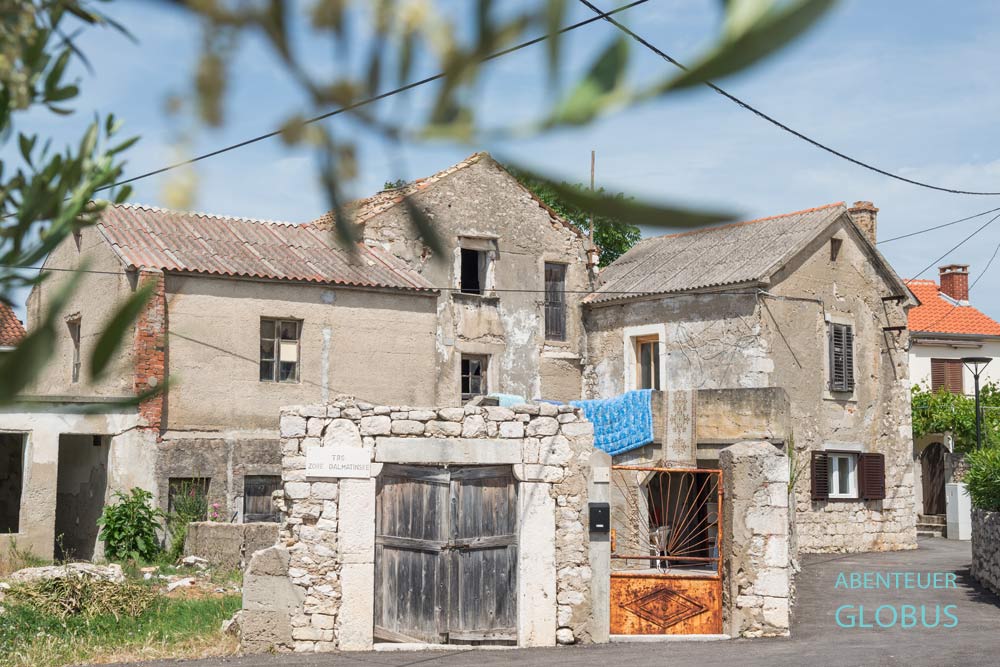 Alte Häuser finden sich noch auf der Altstadtinsel Nin in Kroatien.