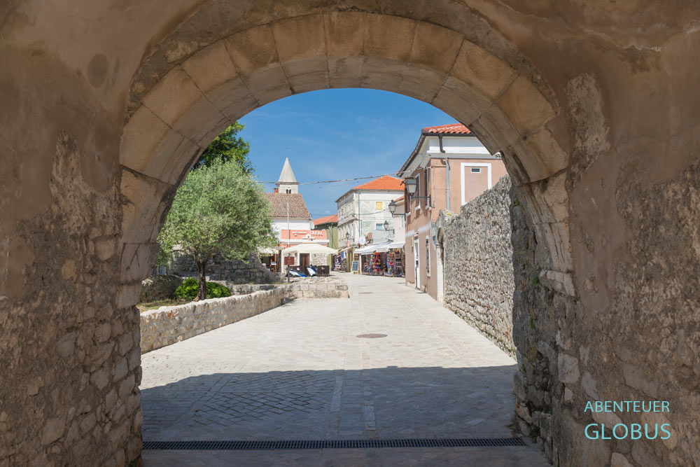 Dalmatinische Kleinstadt Nin in Kroatien: Unteres Stadttor und Blick in die Altstadt