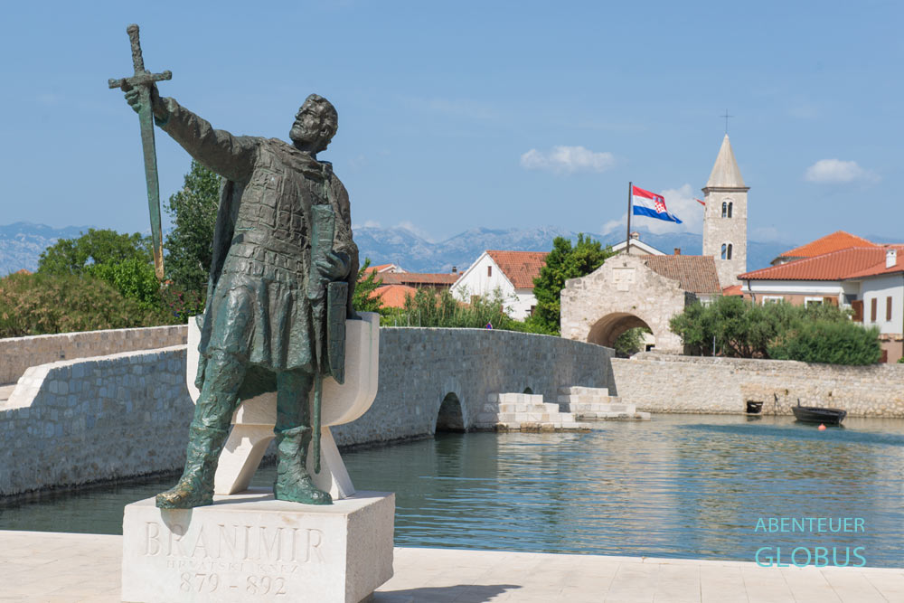 An der unteren Stadtbrücke steht das Denkmal von Fürst Branimir in Nin, nahe Zadar in Kroatien.