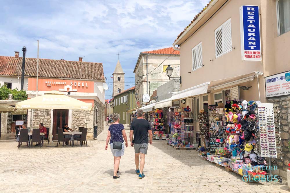 Spaziergang durch die Altstadt Nin bei Zadar in Kroatien