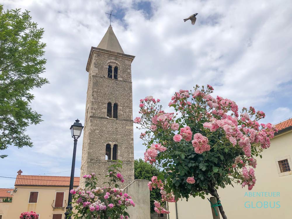 Altstadt Nin in Kroatien: Glockenturm der Kirche des Heiligen Anselm 
