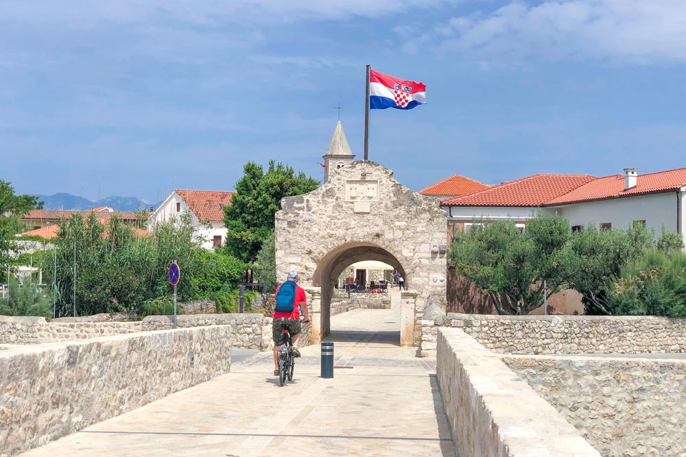 Kleinstadt Nin bei Zadar: Die Untere Stadtbrücke und das Untere Stadttor führen in die Altstadt von Nin.
