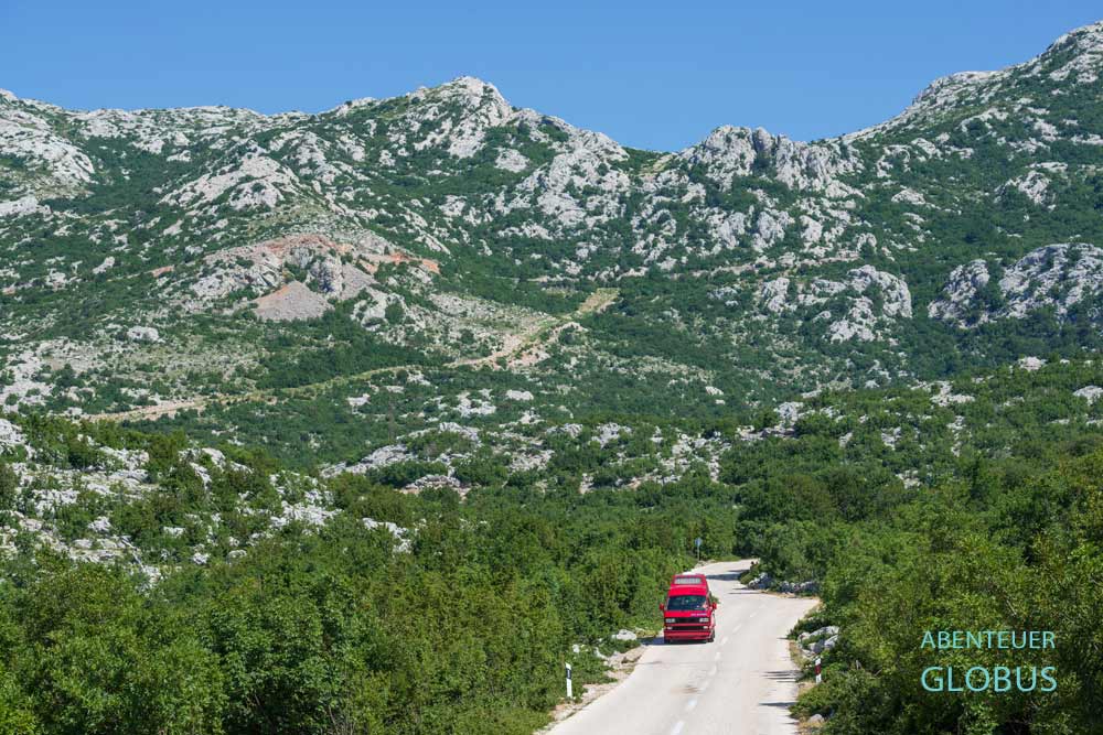 Anreise zur Zrmanja-Schlucht und Kloster Krupa im Nationalpark Velebit in Kroatien