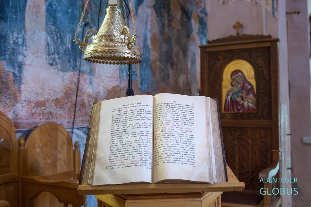 Bibel in der Klosterkirche vom serbisch-orthodoxen Kloster Krupa im Naturpark Velebit in Kroatien