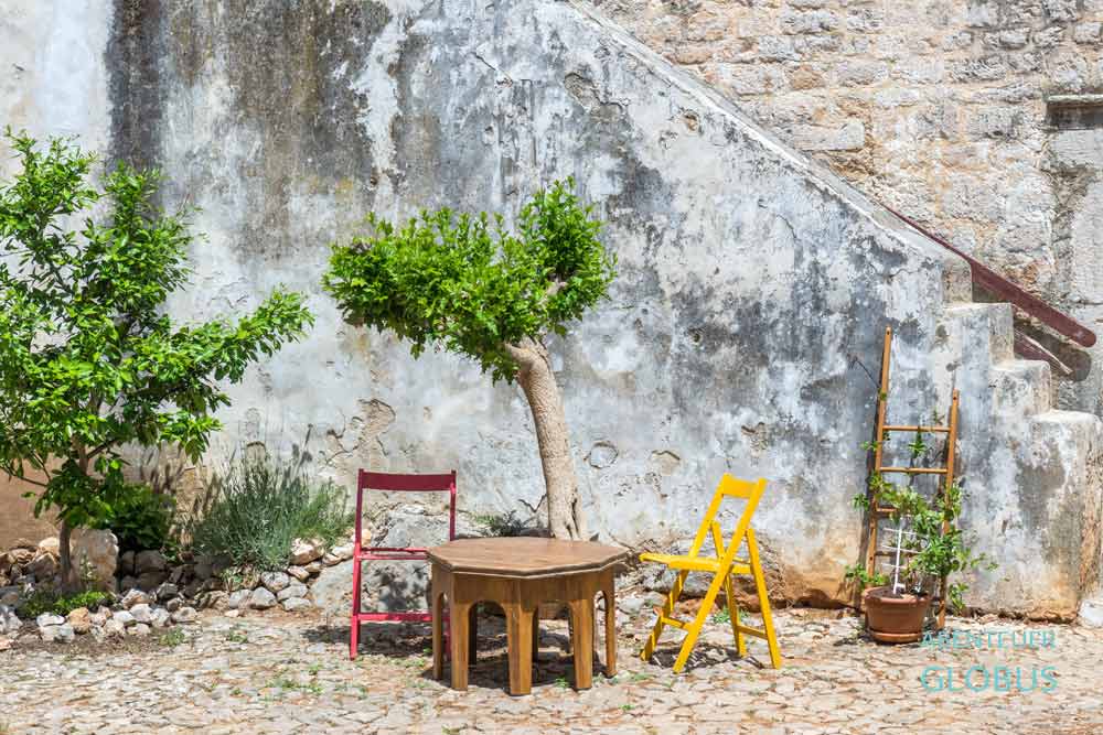Sitzgelegenheit im Innenhof des serbisch-orthodoxen Kloster Krupa im Dorf Krupa nahe Zrmanja-Schlucht im Naturpark Velebit