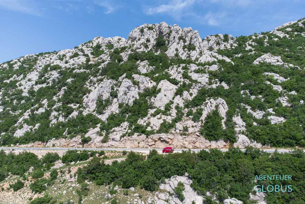 Naturpark Velebit in Kroatien: Anreise mit dem Wohnmobil auf der Nationalstraße 27 zur Zrmanja-Schlucht, zum Kloster Krupa und Campingplatz Dolovi