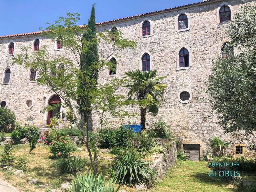 Front und Eingang zum serbisch-orthodoxen Kloster Krupa nahe Zrmanja-Schlucht im Naturpark Velebit in Kroatien