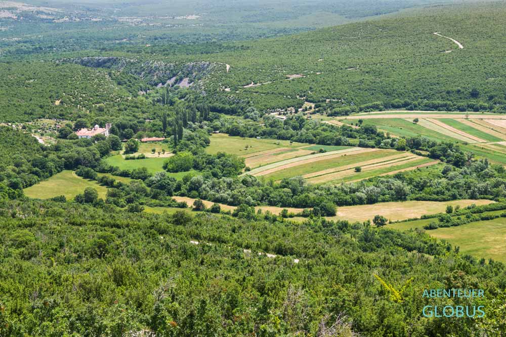 Aussicht zum Kloster Krupa im Dorf Krupa nahe Zrmanja-Schlucht im Naturpark Velebit in Kroatien